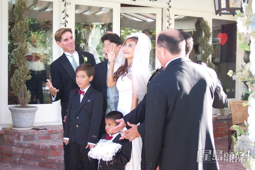 張天愛和羅素在洛杉磯舉行婚禮。
