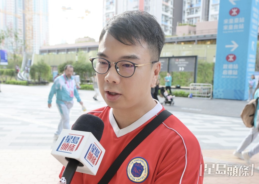 潘先生帶領一班學生前來支持港隊,希望他們能夠從比賽中學習拼搏進取的精神。 潘先生帶領一班學生前來支持港隊,希望他們能夠從比賽中學習拼搏進取的精神。