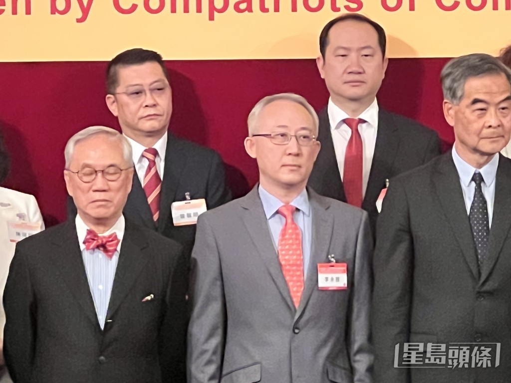 外交部駐港特派員公署署理特派員李永勝（前排中）。郭詠欣攝