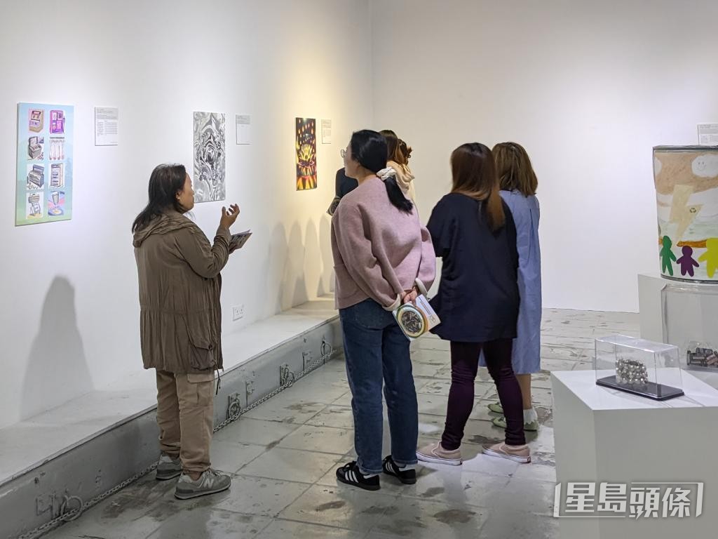 Royce前年在牛棚藝術村舉辦「重金屬電池藝術裝置展」。  受訪者提供