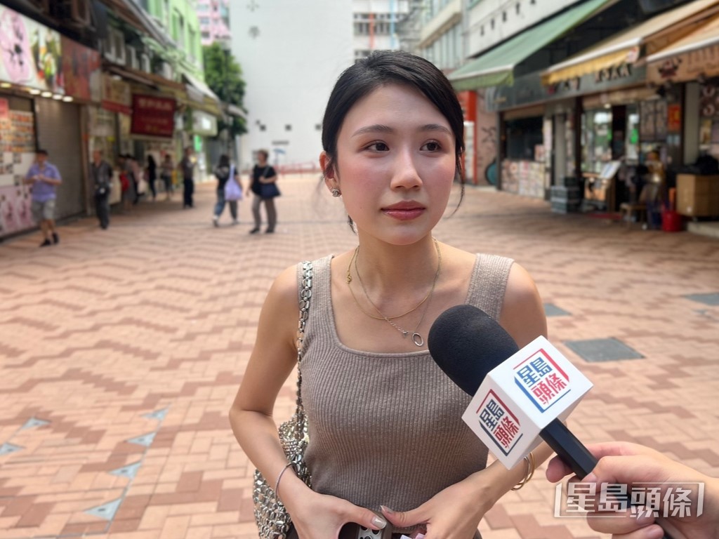 葉小姐指現時路德圍對比以往最旺的時候,店舖明顯較少,「後面條街差唔多全部執晒」。林曉敏攝 葉小姐指現時路德圍對比以往最旺的時候,店舖明顯較少,「後面條街差唔多全部執晒」。林曉敏攝