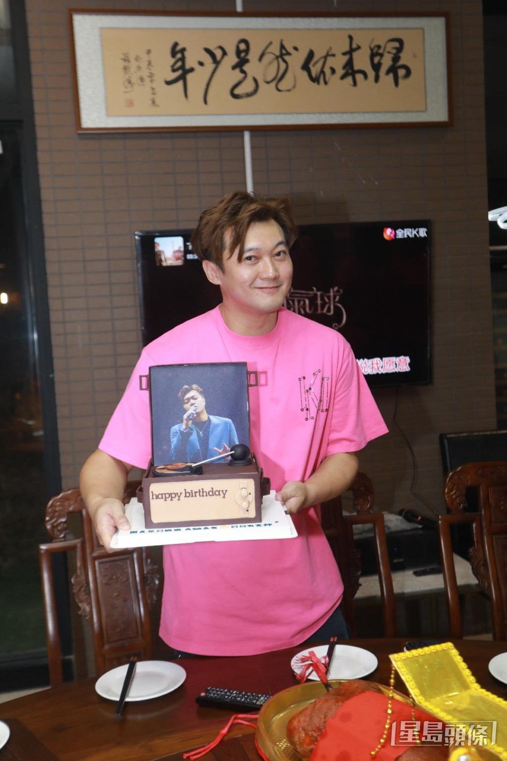 手持別緻生日蛋糕。