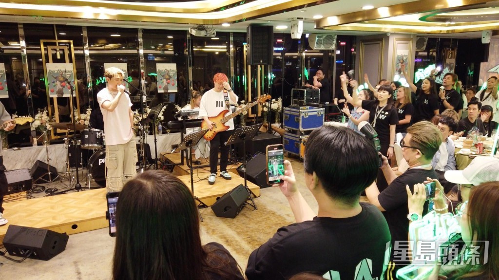 慶生現場邀請5名樂手伴奏。
