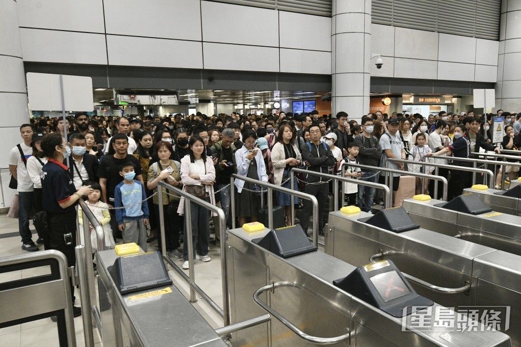 港鐵一度短暫關閉羅湖閘機,地鐵大堂擠滿等候過關人士。陳浩元攝 港鐵一度短暫關閉羅湖閘機,地鐵大堂擠滿等候過關人士。陳浩元攝