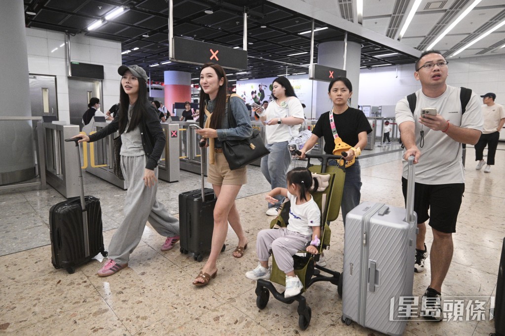 有旅客一家大小同行。 有旅客一家大小同行。