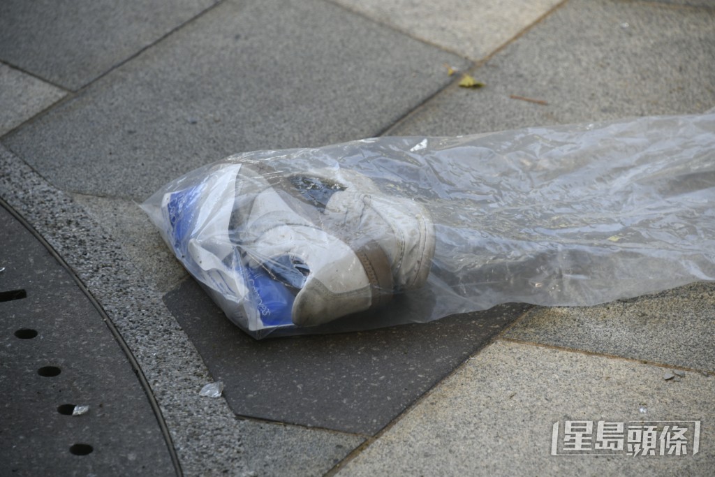 事故現場遺留一對鞋。 事故現場遺留一對鞋。