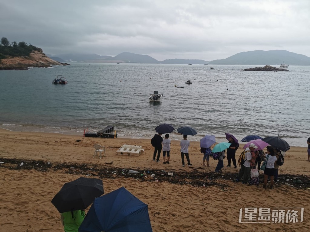 有村民利用快艇接載其他村民，由石澳至柴灣，但每程索價200元。村民提供圖片