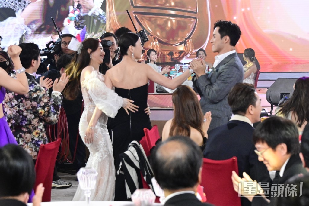 阿佘橫掃多個獎項，佢每次上台攞獎都有大批《新聞女王》演員圍住攬佢，何依婷（圖左白衫）開心到呢！