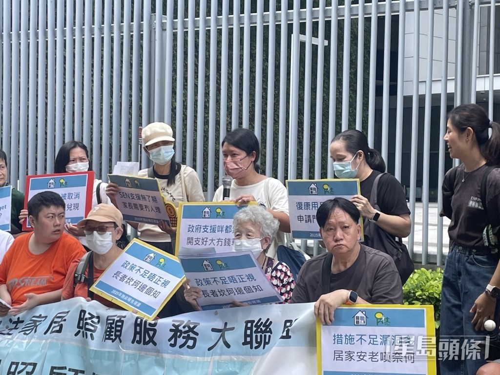 葵青基層關注組的李女士(後排中)。
