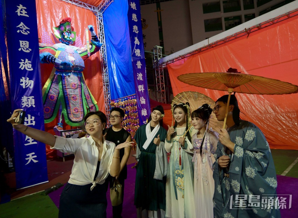 每逢農曆七月,香港的潮籍社群便會舉行盛大的盂蘭勝會。 每逢農曆七月,香港的潮籍社群便會舉行盛大的盂蘭勝會。