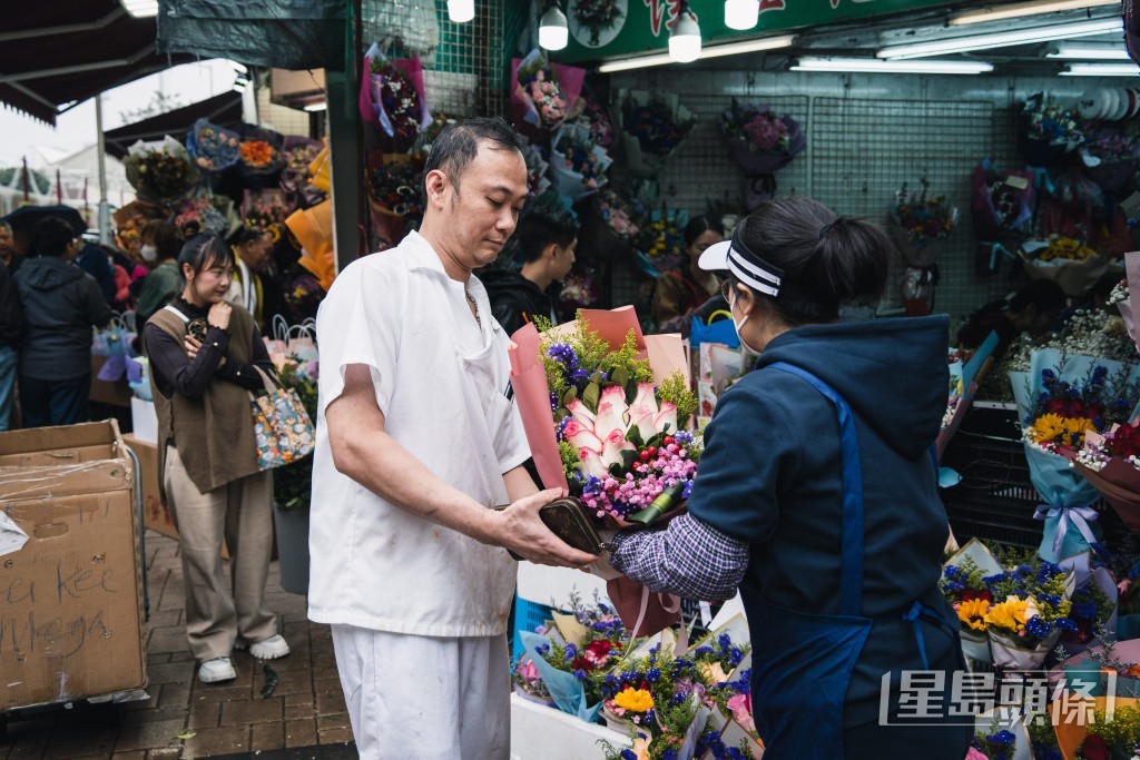 不少市民冒雨前來旺角花墟買花。汪旭峰攝