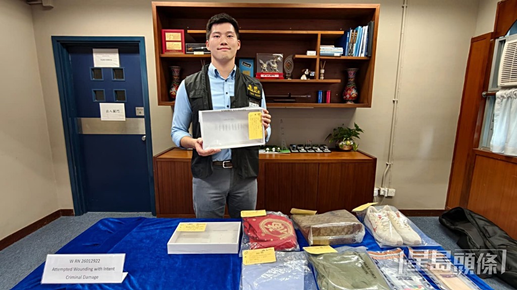 警方交代案情並展示所得證物。黃文威攝 警方交代案情並展示所得證物。黃文威攝