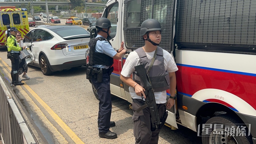 警員荷槍實彈戒備。楊偉亨攝