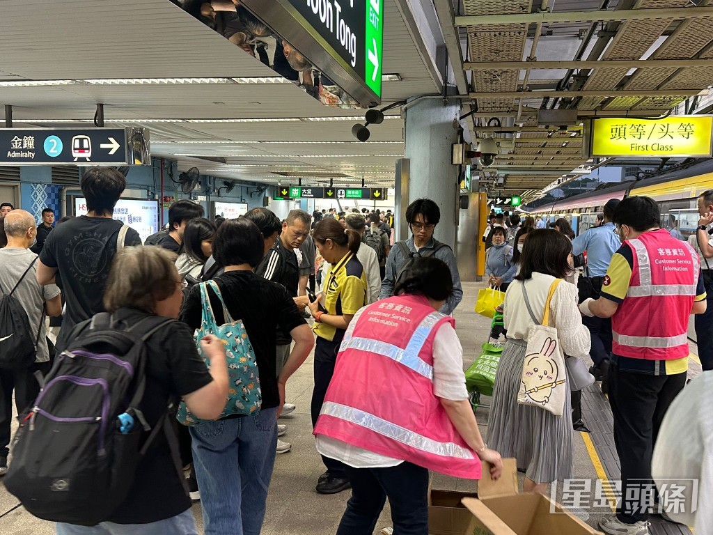 港鐵安排免費接駁巴士來往九龍塘至大圍站,現場有職員指引及協助乘客。 港鐵安排免費接駁巴士來往九龍塘至大圍站,現場有職員指引及協助乘客。