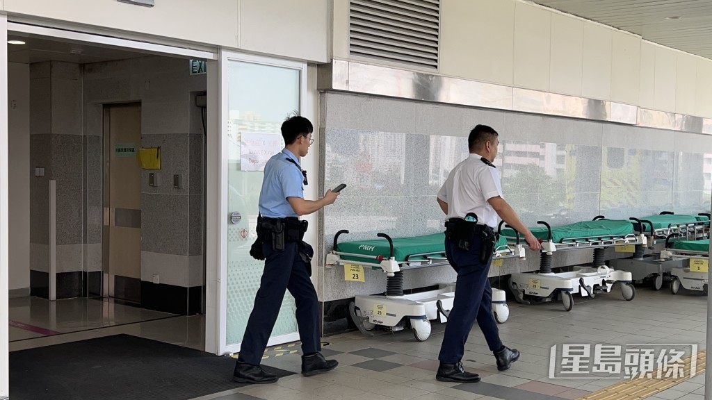 警員到醫院了解事件。蔡楚輝攝 警員到醫院了解事件。蔡楚輝攝