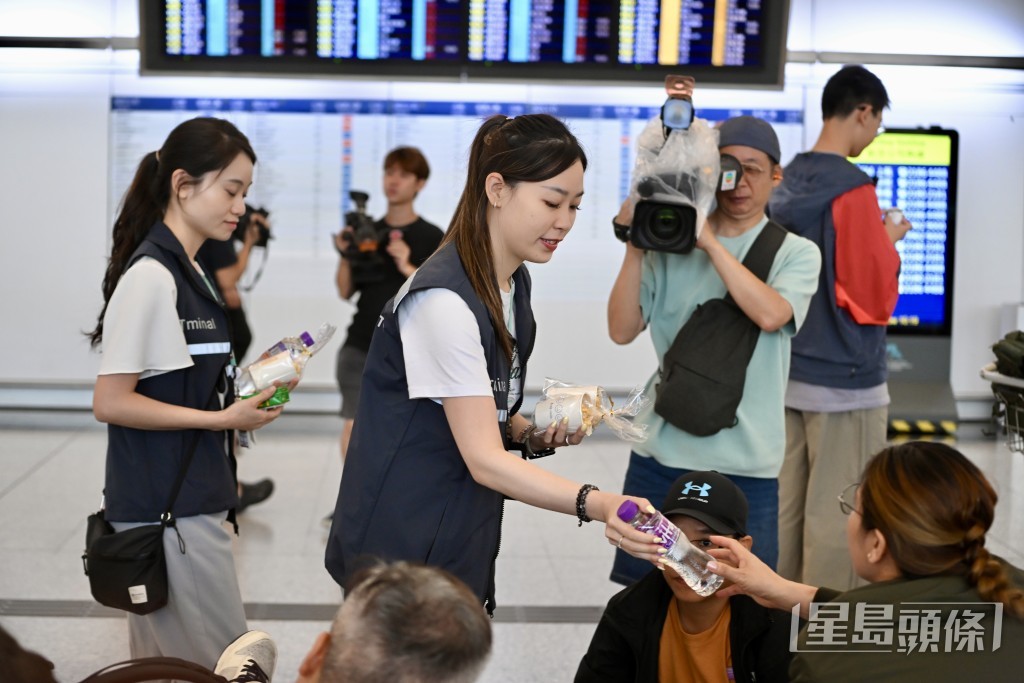 機管局亦安排100個工作人員向旅客派發物資。 機管局亦安排100個工作人員向旅客派發物資。