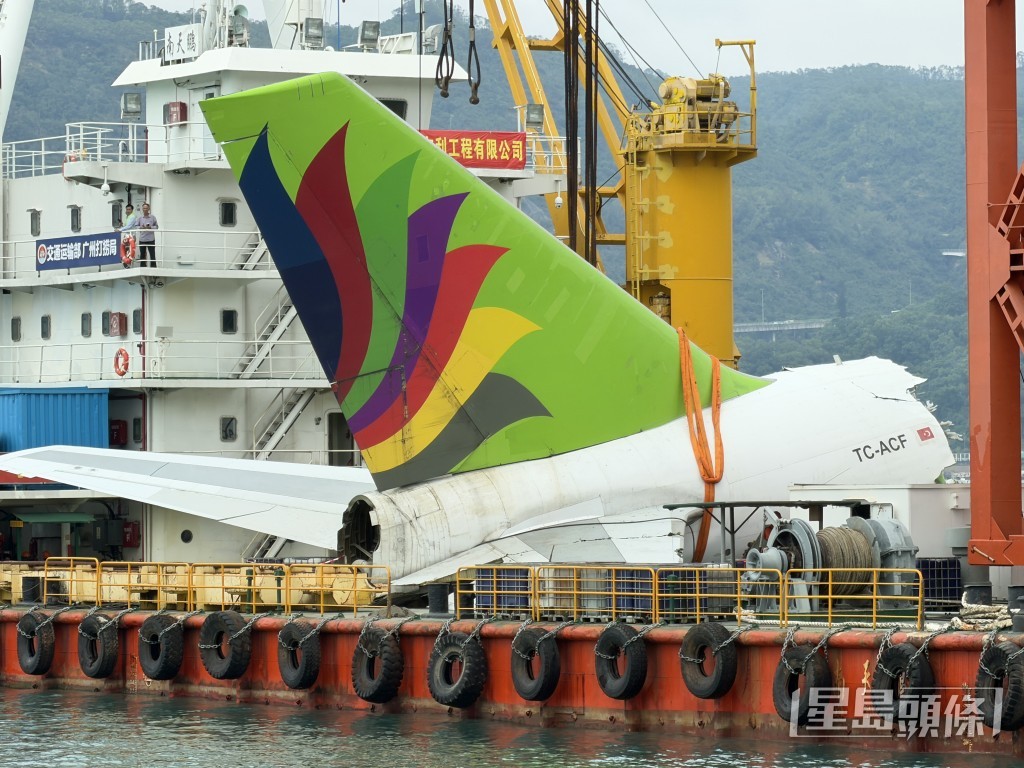 機尾亦已被吊起。 機尾亦已被吊起。