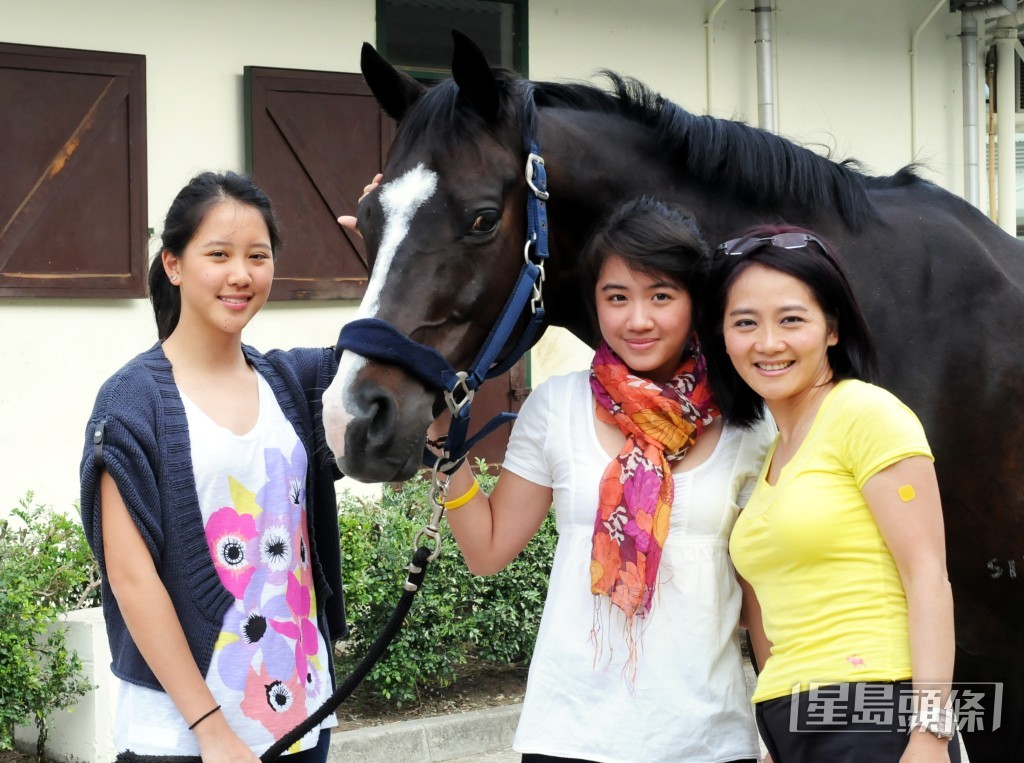 吳夏萍多年來悉心栽培兩個女兒成長，更曾透露為讓愛女學習馬術，不惜由3000呎豪宅搬到400呎蝸居。