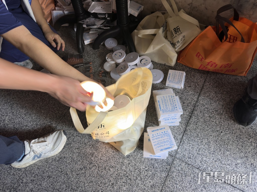 關愛隊派燈予住戶。 關愛隊派燈予住戶。