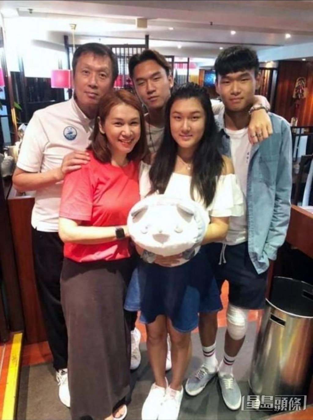 崔嘉寶一家五口生活低調。 崔嘉寶一家五口生活低調。