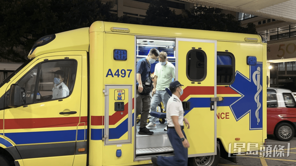 被捕男子戴上口罩，獲警員解除雙手手銬，自行步下救護車，接受治理。蔡楚輝攝