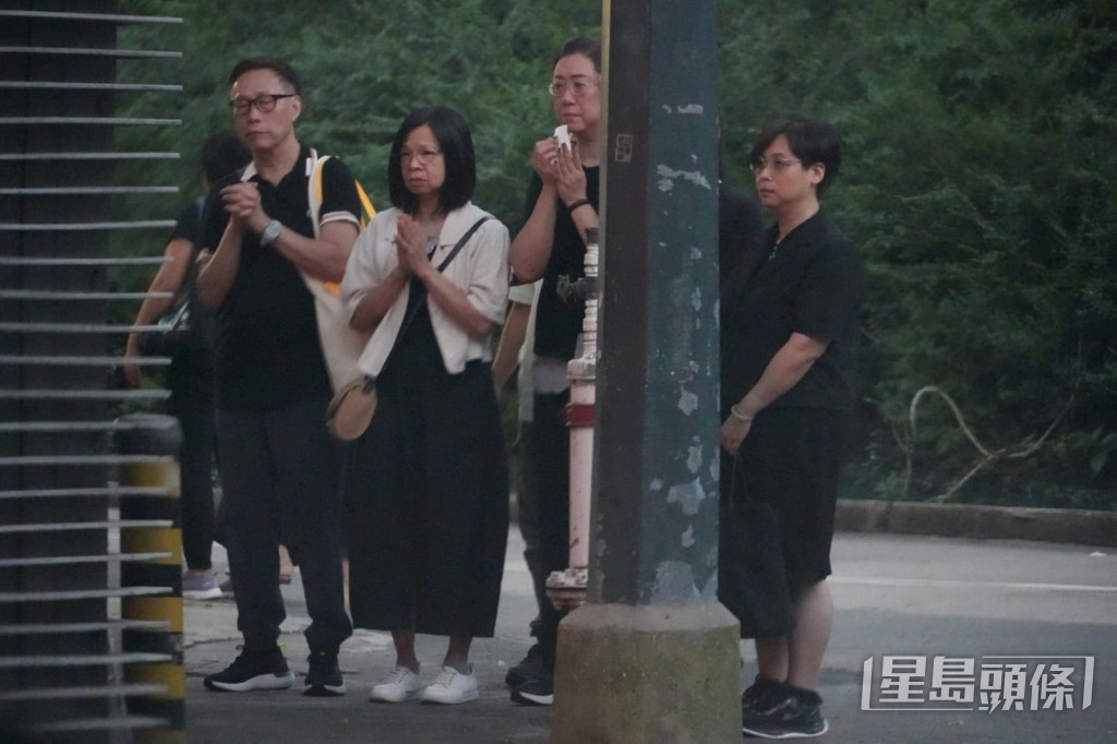 約晚上6時28分,約二十名親友完成儀式後步出火葬場,眾人神情哀傷。 約晚上6時28分,約二十名親友完成儀式後步出火葬場,眾人神情哀傷。