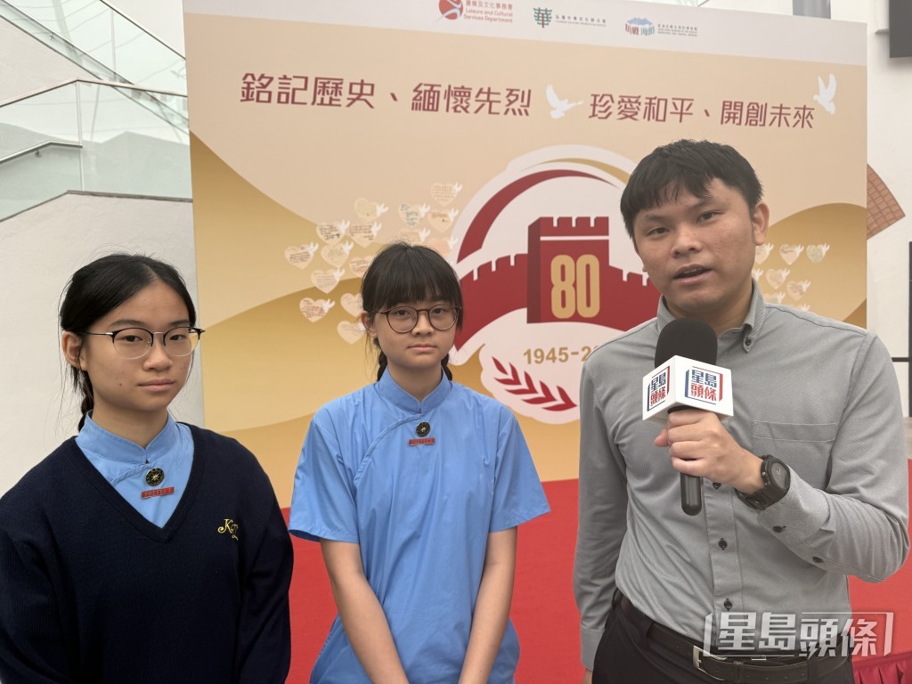 九龍真光中學歷史科鍾老師(右)。 九龍真光中學歷史科鍾老師(右)。