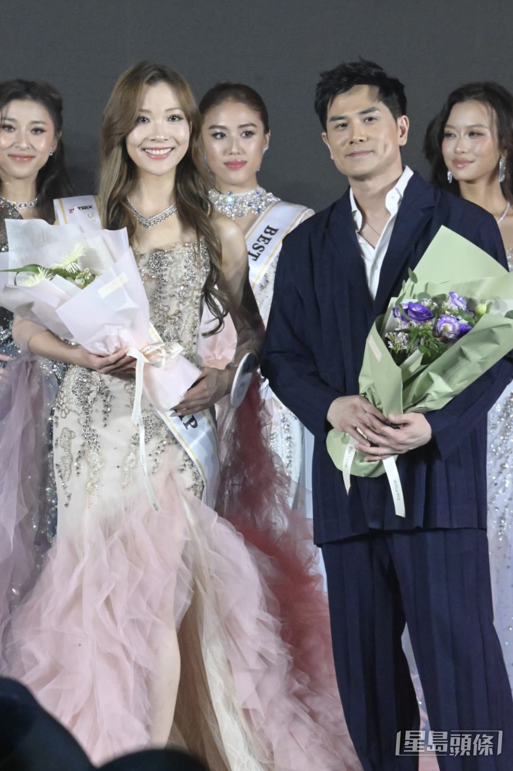 伍允龍頒「友誼小姐」給10號佳麗。