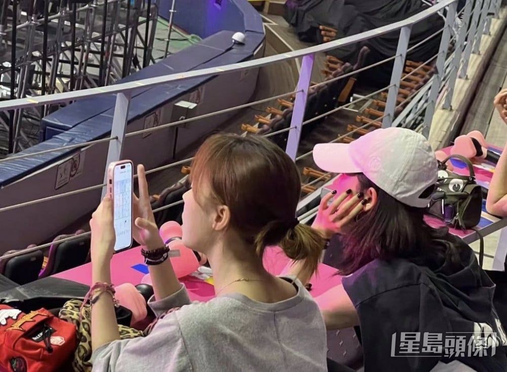 韓團aespa 4成員都有去睇BLACKPINK演唱會。 韓團aespa 4成員都有去睇BLACKPINK演唱會。