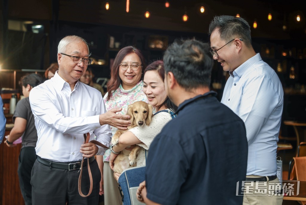 他表示,政府會以「小步走」方式推進人寵共融文化,並會密切留意首階段運作情況。 他表示,政府會以「小步走」方式推進人寵共融文化,並會密切留意首階段運作情況。