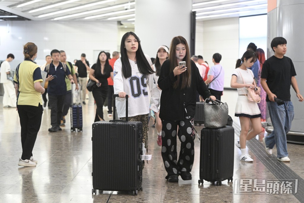 仍有大量內地遊客入境。 仍有大量內地遊客入境。