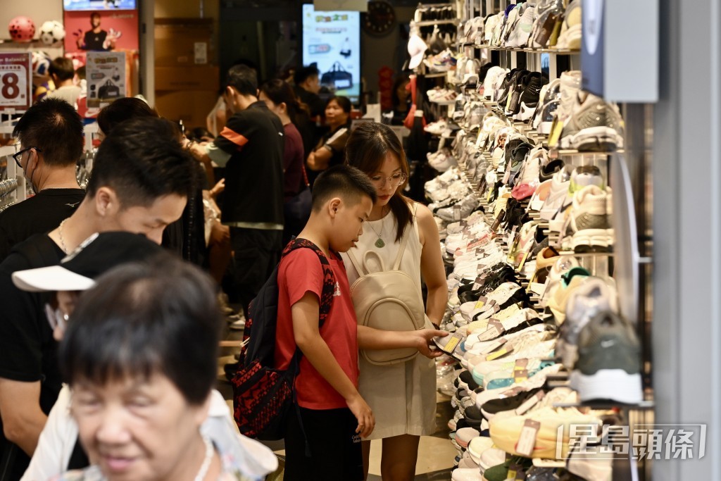 波鞋店等有不少旅客光顧。