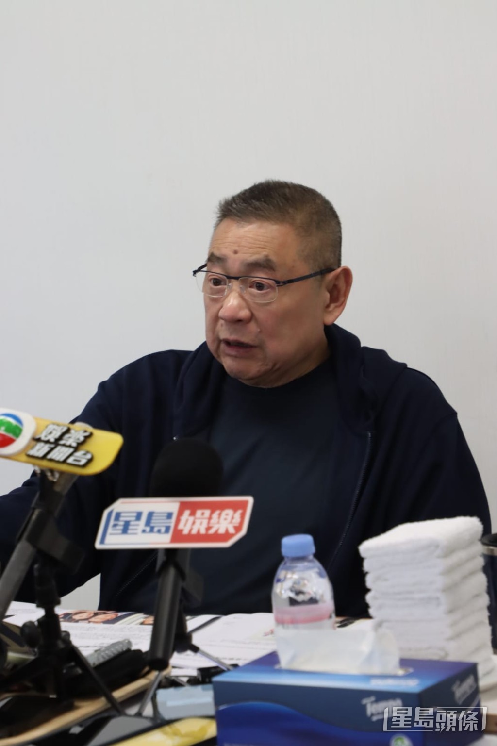 談有人去新加坡招搖撞騙:「我夠可以喺電視同拜登合照、P圖話佢企喺我隔籬啦!以前台灣有套電影叫《養鴨人家》,你知唔知鴨同鵝分別,鴨只係做女人生意,鵝就男又做女又做。呢啲係佢嘅私生活佢嘅事,唔關我事。」 談有人去新加坡招搖撞騙:「我夠可以喺電視同拜登合照、P圖話佢企喺我隔籬啦!以前台灣有套電影叫《養鴨人家》,你知唔知鴨同鵝分別,鴨只係做女人生意,鵝就男又做女又做。呢啲係佢嘅私生活佢嘅事,唔關我事。」 