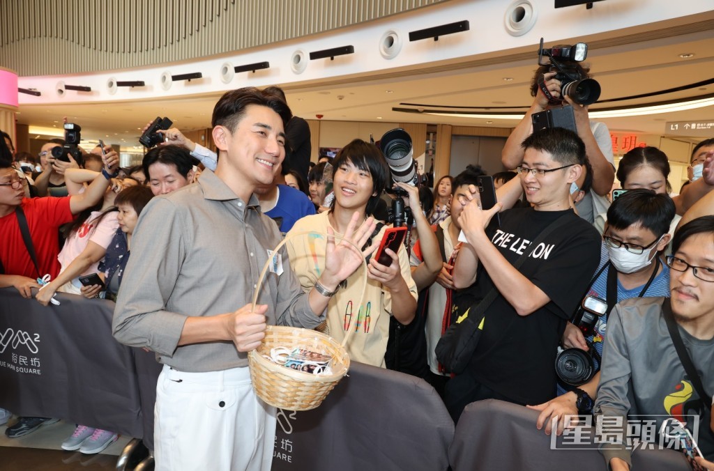 想不到洪永城也有不少男士對他有興趣。 想不到洪永城也有不少男士對他有興趣。