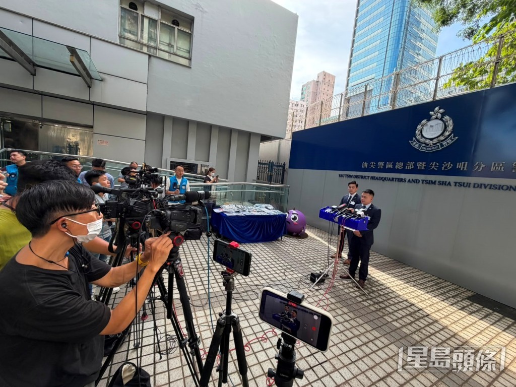 警方見記者交代案情。 警方見記者交代案情。