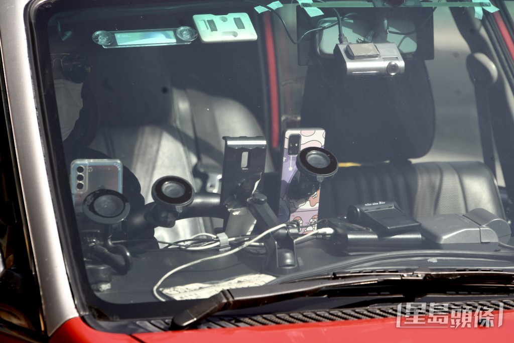 有司機疑「走法律罅」，車頭放兩部、然後手持一部。
