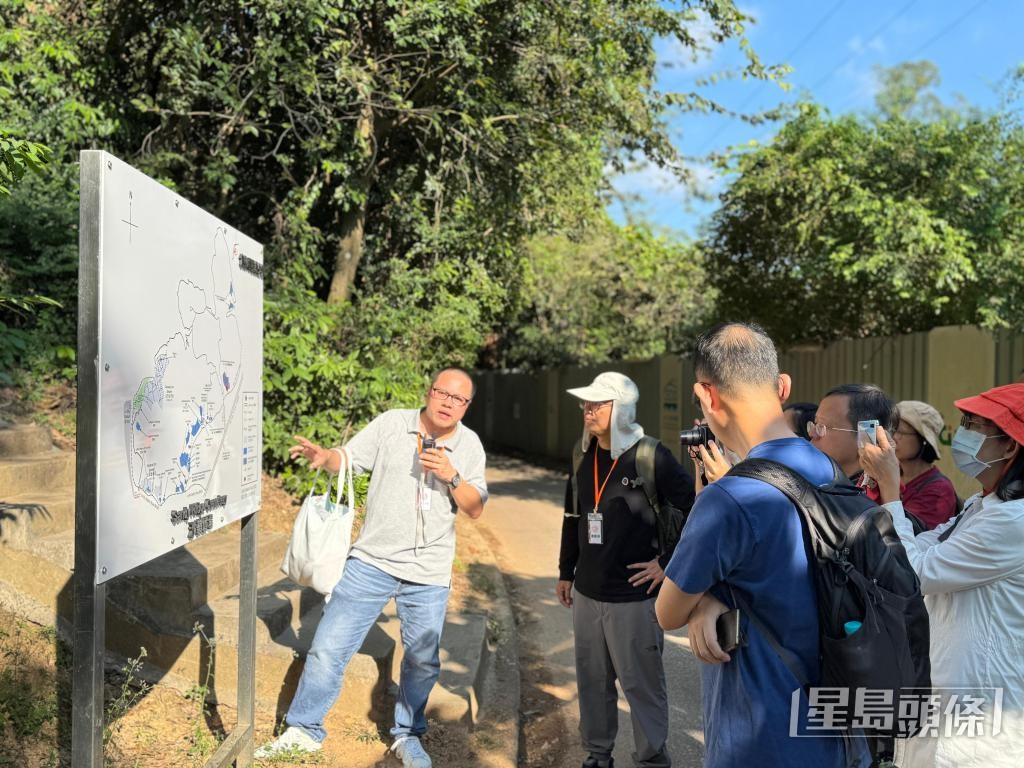 劉銳業帶領公眾導賞團參觀沙嶺公墓。 劉銳業帶領公眾導賞團參觀沙嶺公墓。