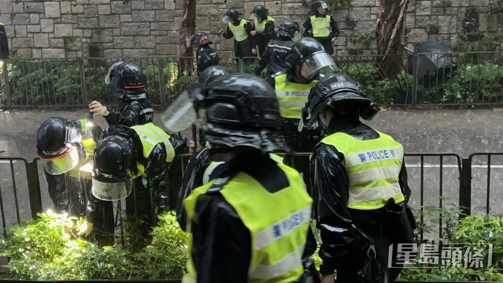 屍體上身與下身跌在不同花槽。蔡楚輝攝 屍體上身與下身跌在不同花槽。蔡楚輝攝