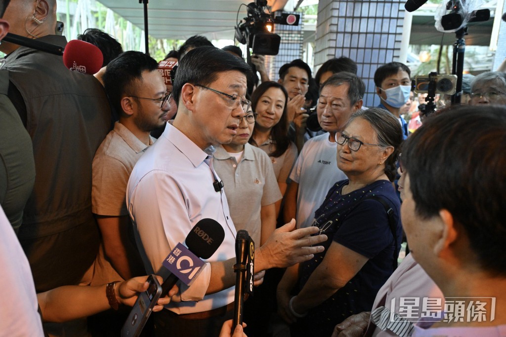 李家超指「你哋生活得好,我哋就更加安慰」。 李家超指「你哋生活得好,我哋就更加安慰」。