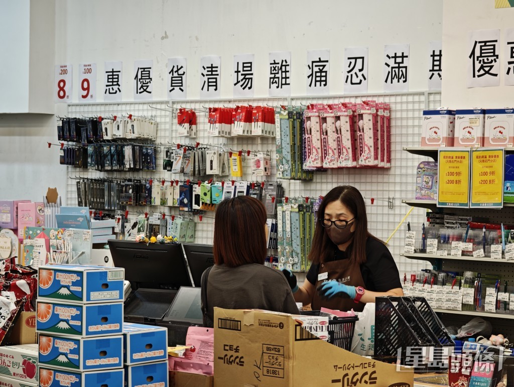 店方笑稱「你以為經濟蕭條就可以同業主傾減租,或者唔加租共渡時艱!?」,直言「傻豬嚟嘅」。 店方笑稱「你以為經濟蕭條就可以同業主傾減租,或者唔加租共渡時艱!?」,直言「傻豬嚟嘅」。