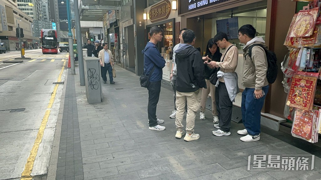 大批警員到上環現場調查。