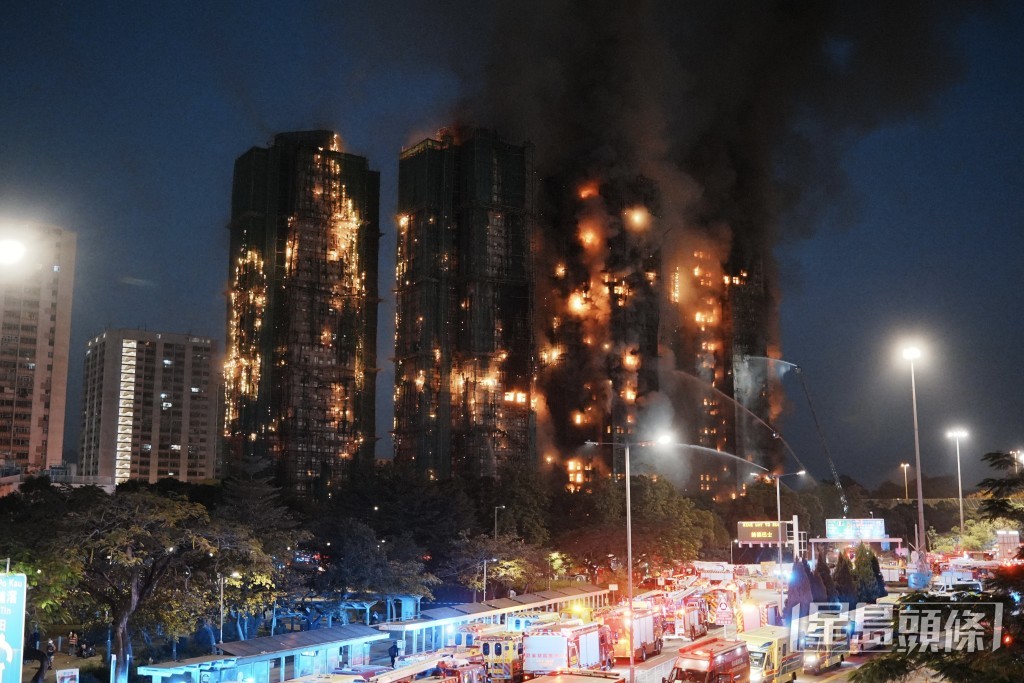 入夜後,宏福苑大火仍未救熄。汪旭峰攝 入夜後,宏福苑大火仍未救熄。汪旭峰攝