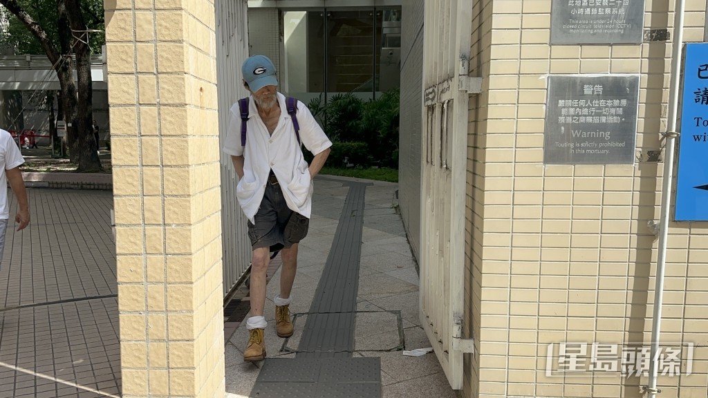 唐佳的男親友到殮房認屍。梁國峰攝 唐佳的男親友到殮房認屍。梁國峰攝