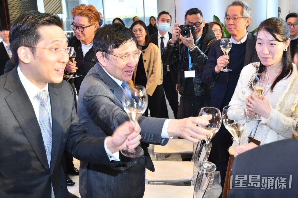 新地主席郭炳聯(左二)、執行董事郭基泓(左一)出席活動時,未有回應事件。 新地主席郭炳聯(左二)、執行董事郭基泓(左一)出席活動時,未有回應事件。