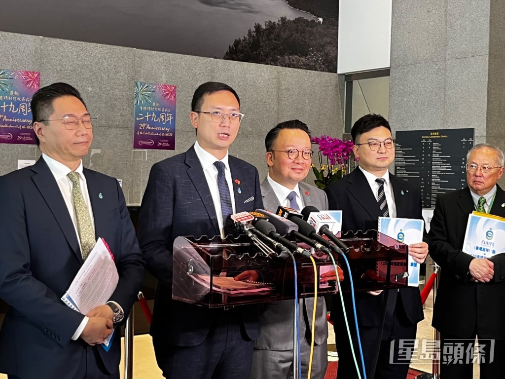 自由黨副主席李鎮強(左二)。 自由黨副主席李鎮強(左二)。