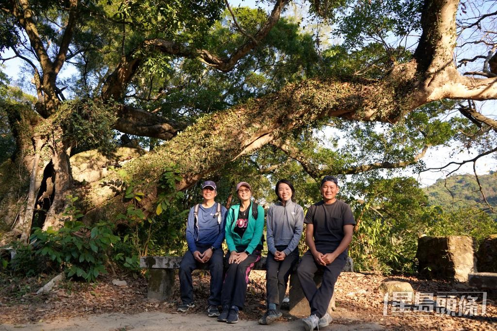 温華容（左）坦言，村落是其人生重要的一部分，感恩村長温華聰（右）籌組各項工程。