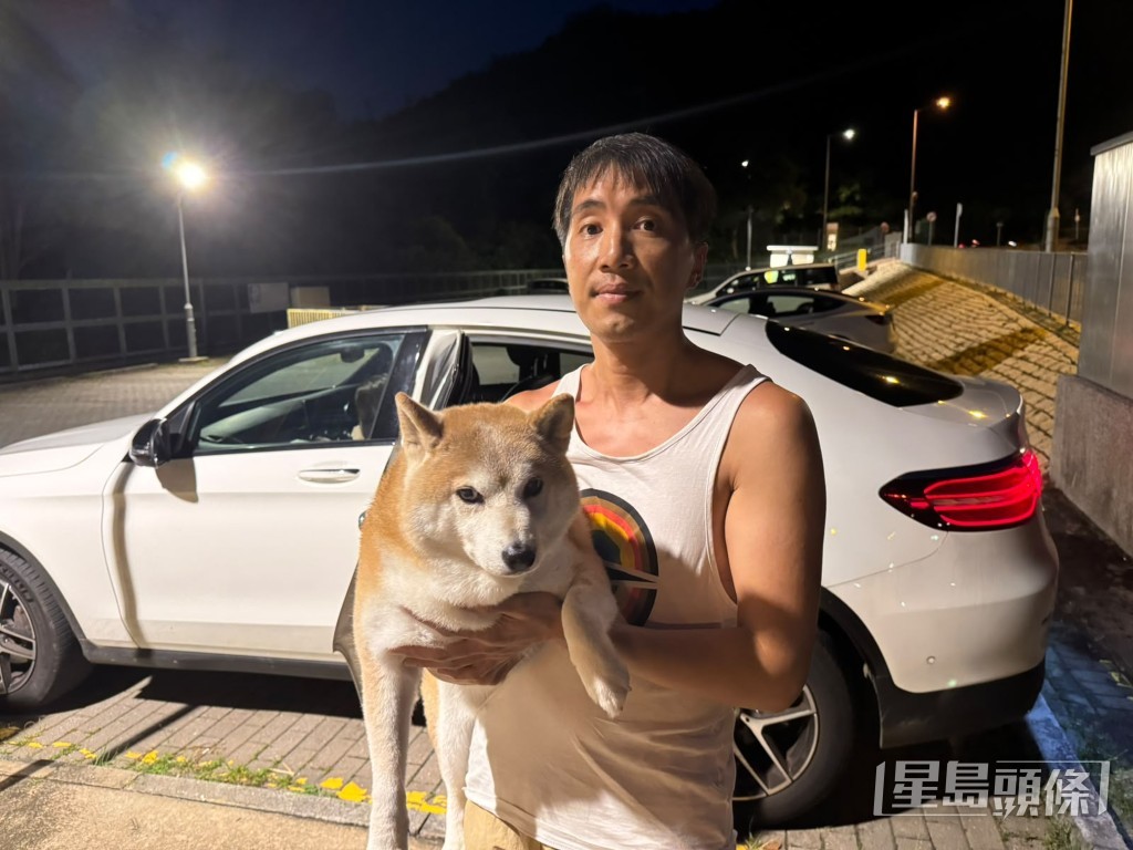 鄧先生強調,若發現愛犬有異常行為,例如長時間聞嗅地面,會即時拉扯狗繩作出提醒。 鄧先生強調,若發現愛犬有異常行為,例如長時間聞嗅地面,會即時拉扯狗繩作出提醒。