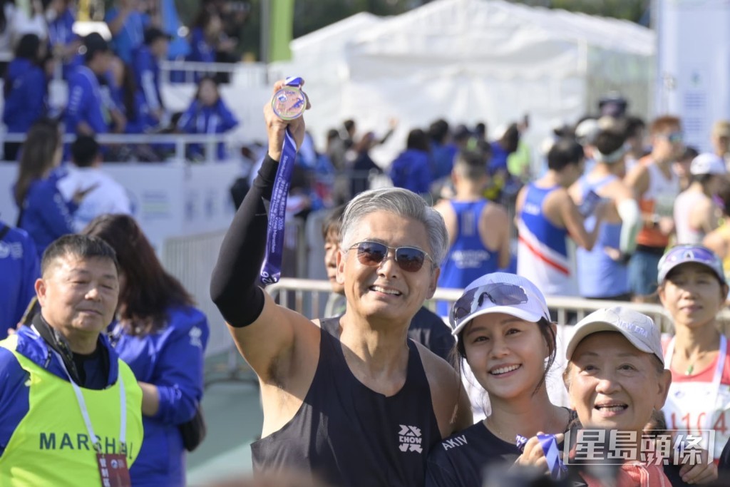 渣打馬拉松2026好熱鬧，周潤發高舉完成獎牌。