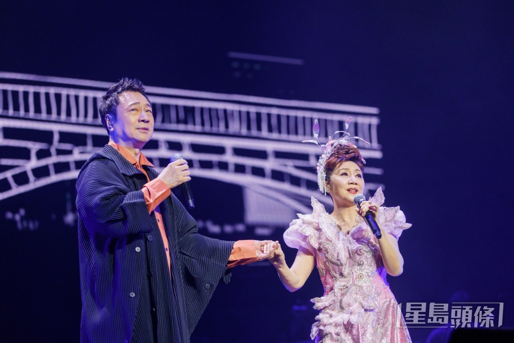 與黎耀祥合唱《默默無言》。 與黎耀祥合唱《默默無言》。