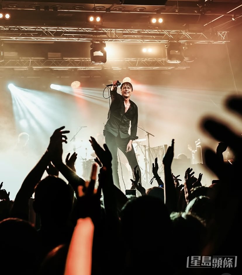 主音Brett Anderson落力表演。 